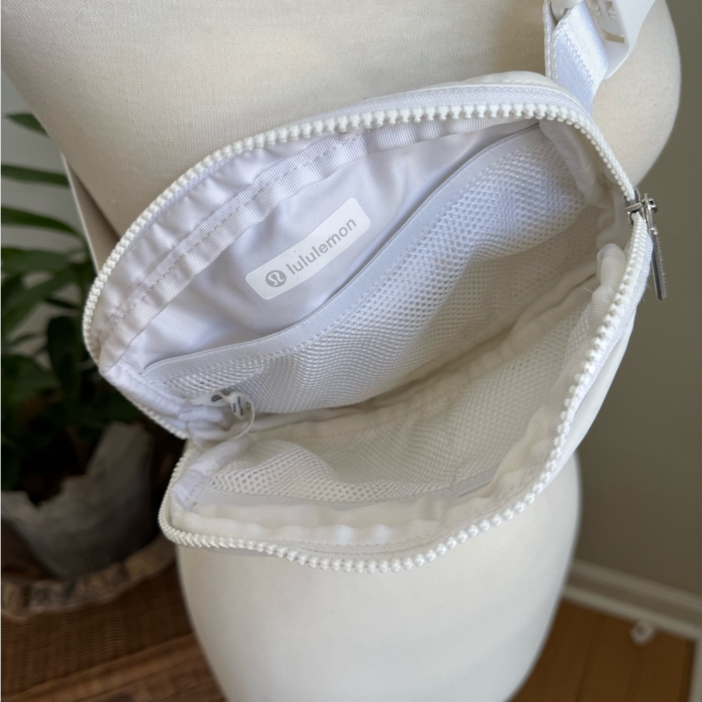 Lululemon Everywhere Belt Bag White Crossbody EUC - Picture 7 of 9